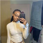 Étudiante donne des cours aux élèves de primaire